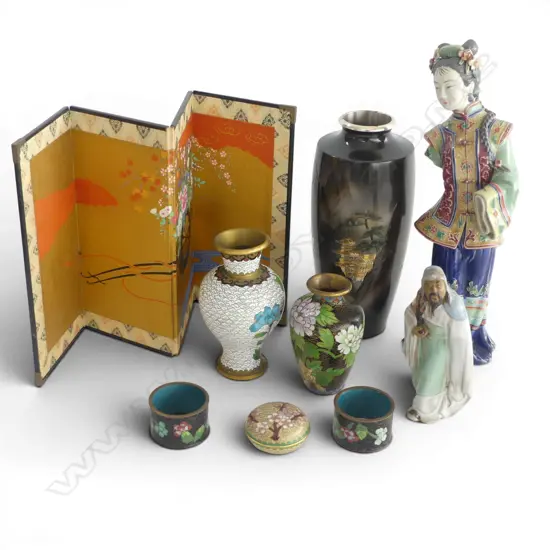 ASST. ORIENTAL ITEMS; 5 PCES CLOISONNE, BOXED EXPO '70 METAL VASE H.205mm, 2 FIGURES, MINI SCREEN