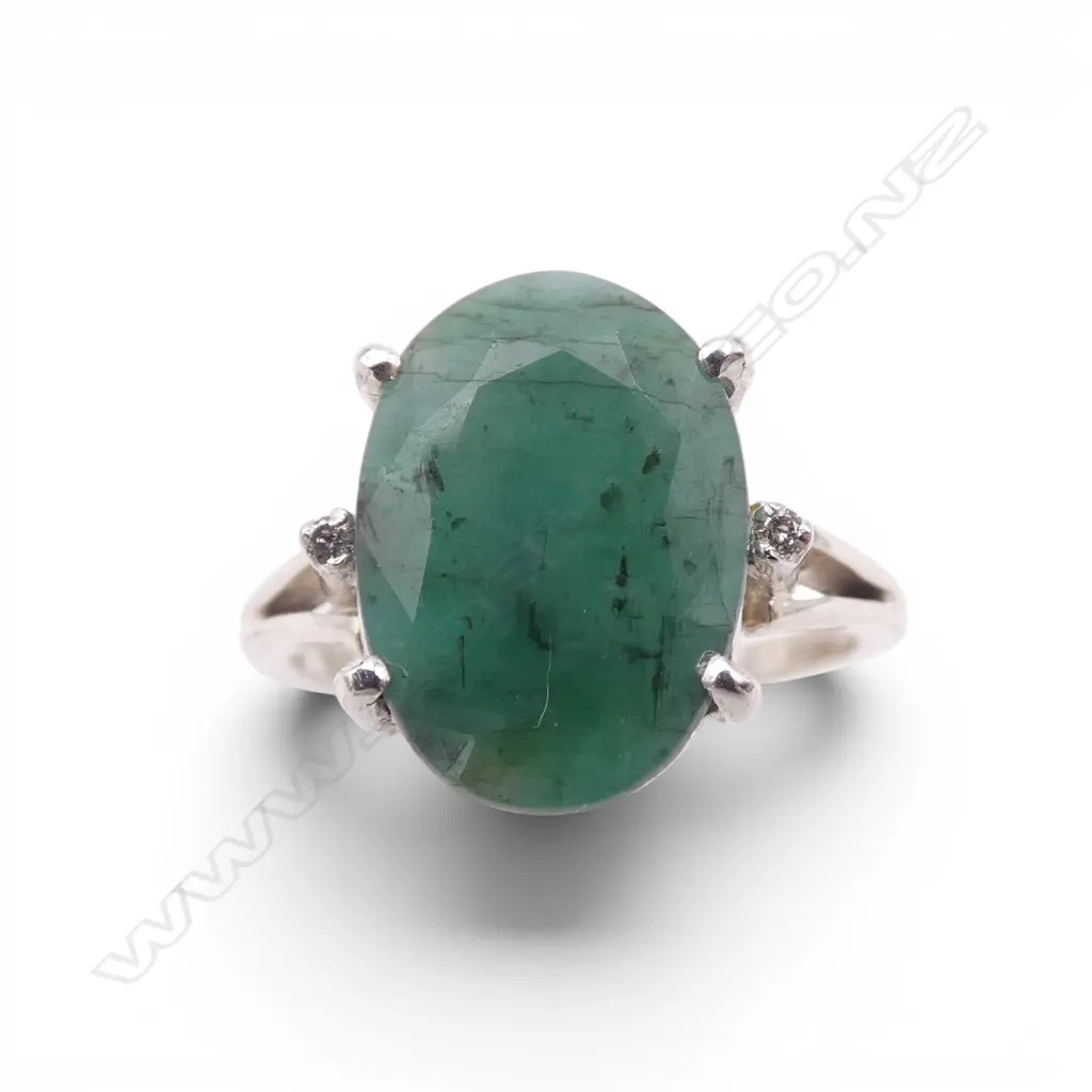 SILVER EMERALD & DIAMOND RING Image 1++