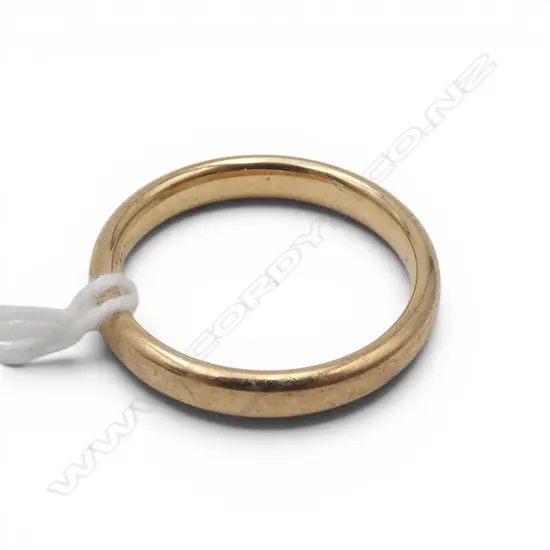 9ct BAND RING with soft edge. 3.75gms