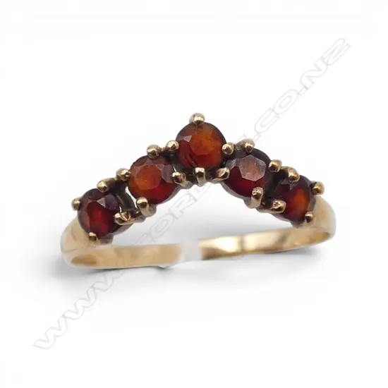 9ct GOLD & 5 GARNET V-form RING 1.4gms