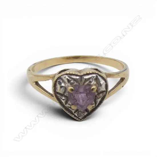 9ct GOLD LOVE HEART SHAPED RING SET WITH AMYTHYST AND DIAMOND 1.42gms