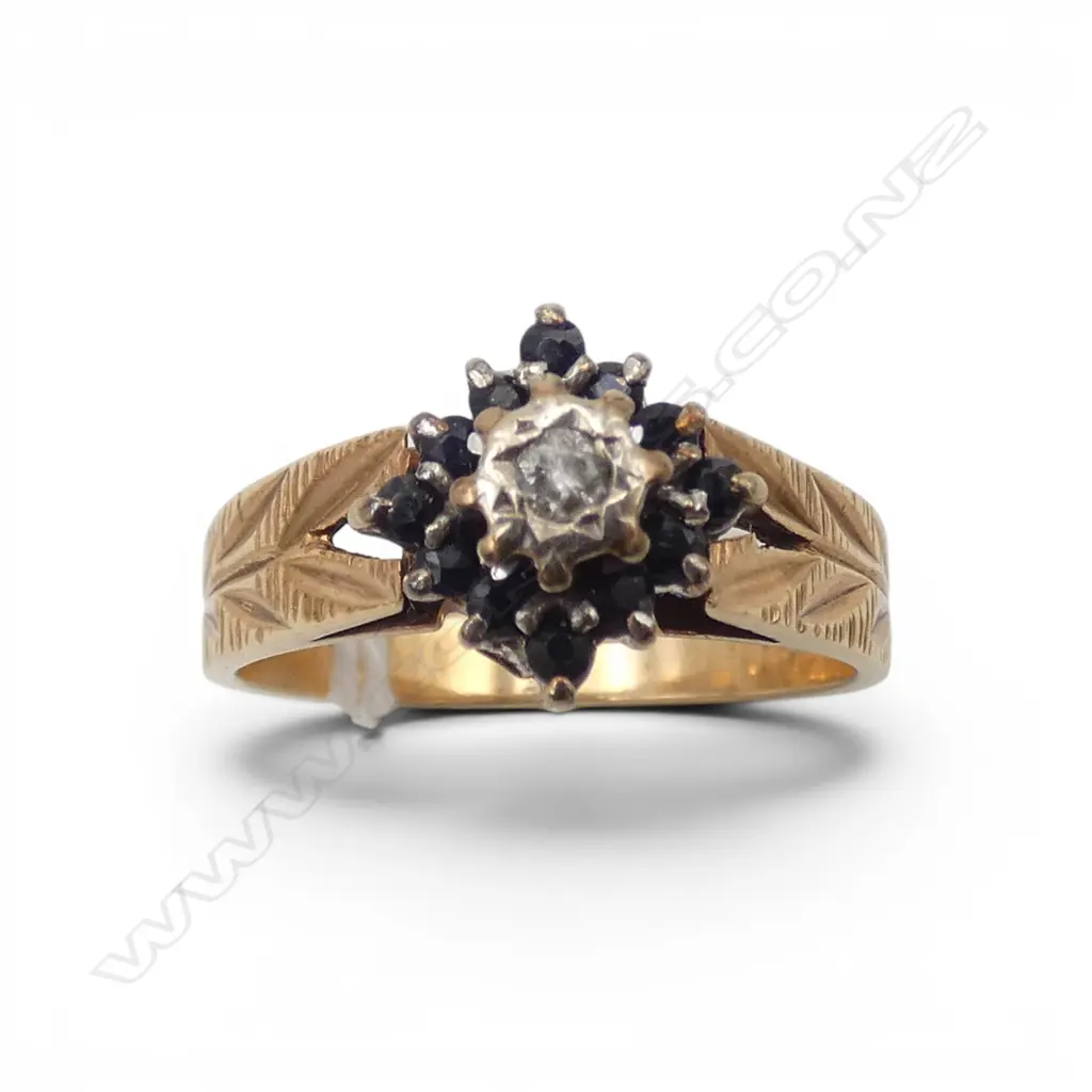 vintage 9ct GOLD SAPPHIRE & DIAMOND CLUSTER RING 3.7gms center diamond a/f Image 1++