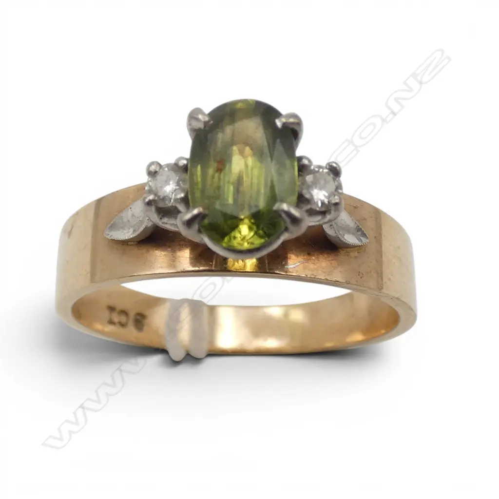 VINTAGE 9ct GOLD GREEN SAPPHIRE & DIAMOND RING 4gms Image 1++