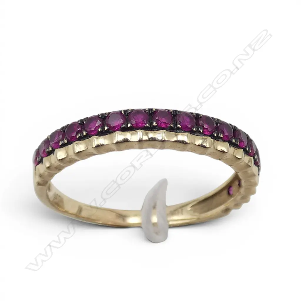10ct RUBY BAND, 2gm, SIZE O1/2 Image 1++