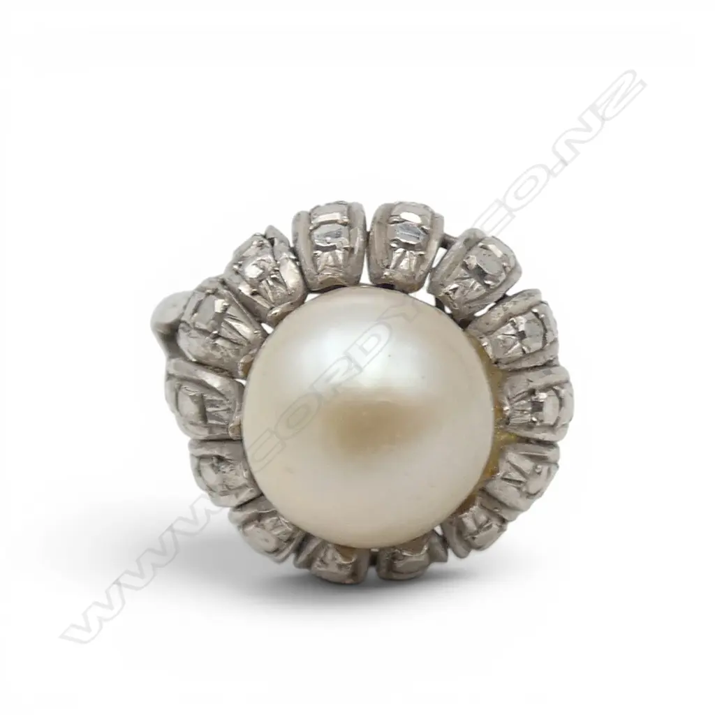 18ct WHT GOLD PEARL & DIAMOND RING, 4.16gm Image 1++