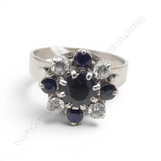9ct WHITE GOLD SAPPHIRE & CZ STONES CLUSTER RING, 4.32gm