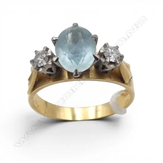 VINTAGE 18ct GOLD AQUAMARINE & DIAMOND RING 4.6gms