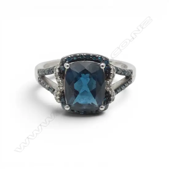 9ct WHITE GOLD SYN BLUE  CENTRE STONE  & TREATED BLUE & WHITE DIAMONDS  in small stones RING 5.55gms