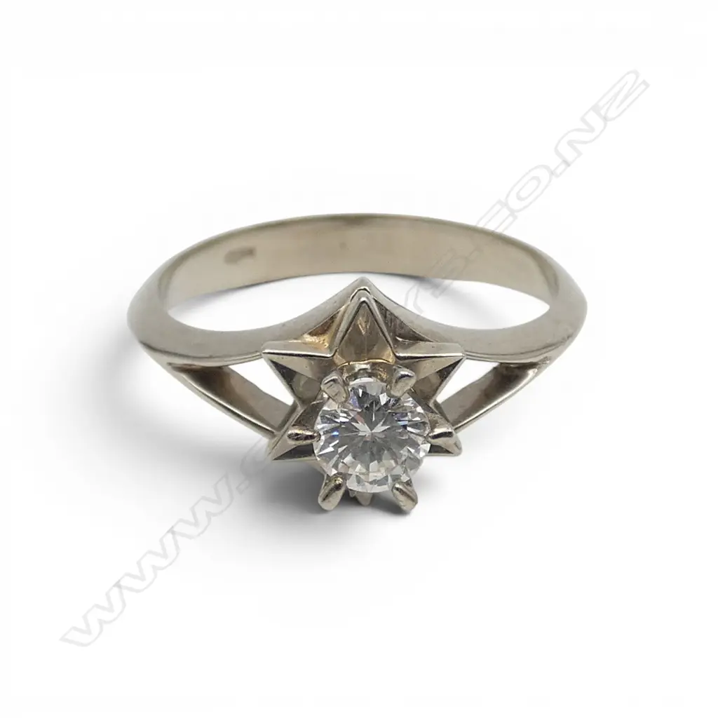 14ct WHITE GOLD & SOLITAIRE DIAMOND RING 6 pronounced claws above star setting 2.7gms Image 1++