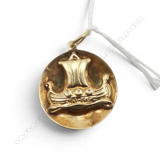 14ct GOLD VIKING SHIP DISC FORM PENDANT / CHARM. 2.4gms