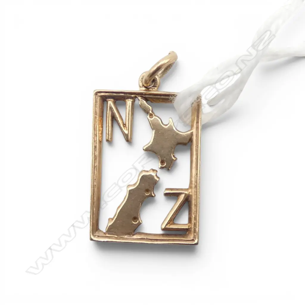 NZ MAP 9ct GOLD CHARM / small pendant 1.04gms Image 1++