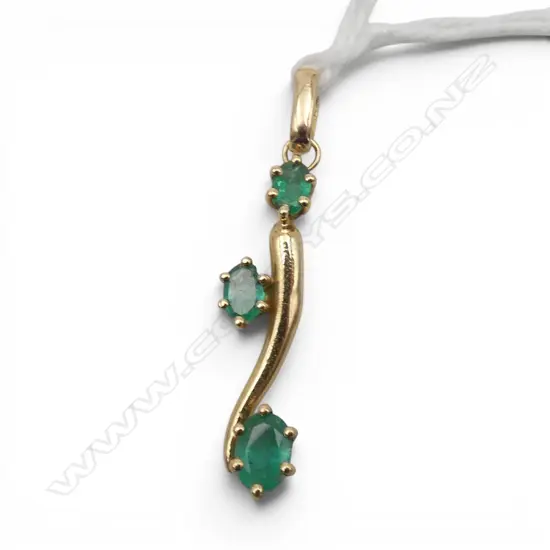 18ct GOLD & TRIPLE EMERALD PENDANT, 2.58gm