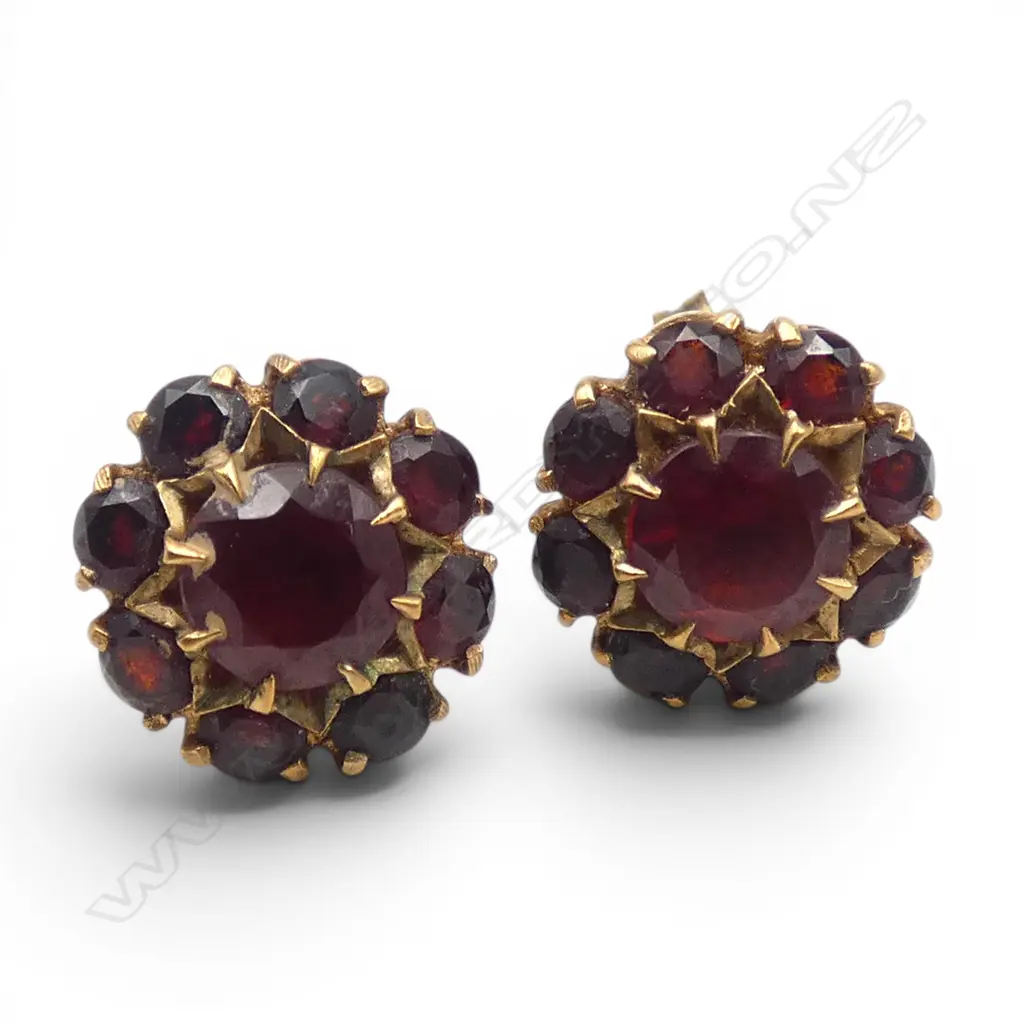 PR 9ct GOLD & GARNET CLUSTER EARRINGS 3.61gms Image 1++
