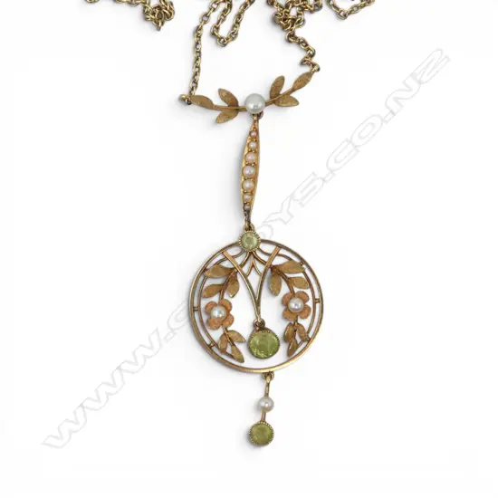 15CT EDWARDIAN SEED PEARL & PERIDOT PENDANT NECKLACE. 6.4gms