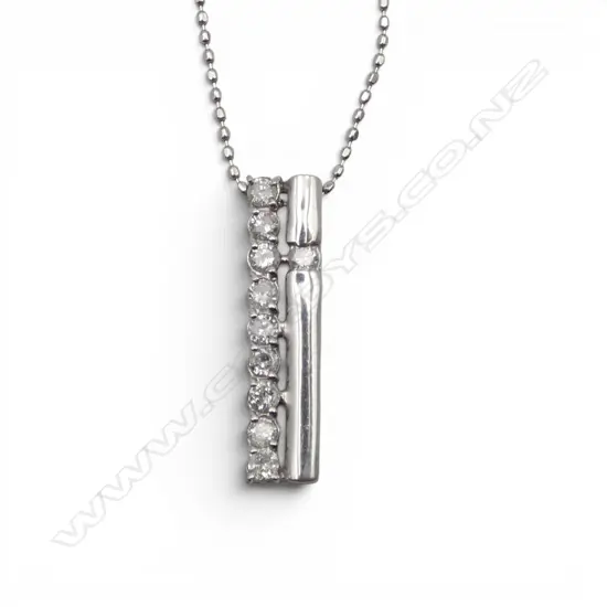 900 PLATINUM & DIAMONDS PENDANT ON 850 PLATINUM CHAIN, 2.8gms