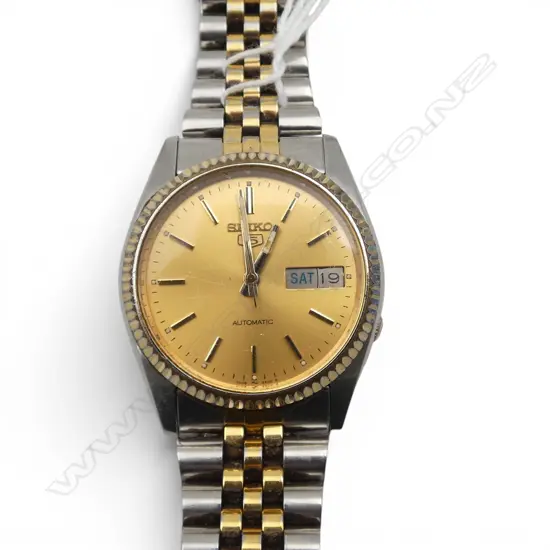 VINTAGE SEIKO 5 GENT'S WRISTWATCH Automatic. Gilt dial. Stainless. Running