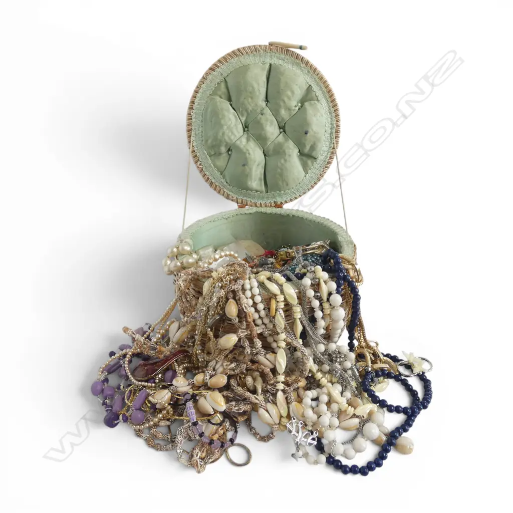 BASKET OF COSTUME JEWLERY Image 1++