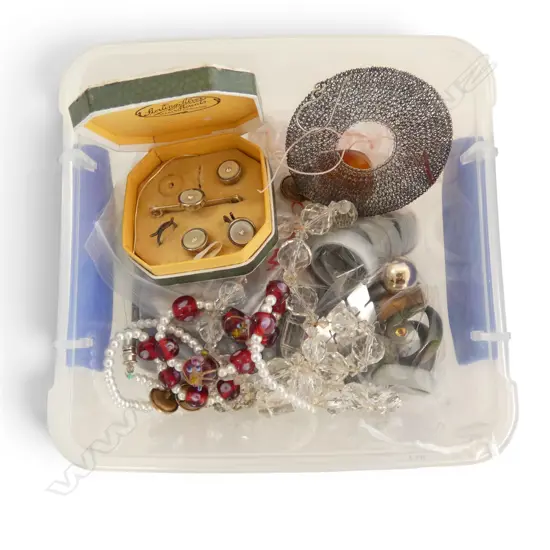 SMALL TRAY OF MIXED COSTUME JEWELLERY BEADS ETC