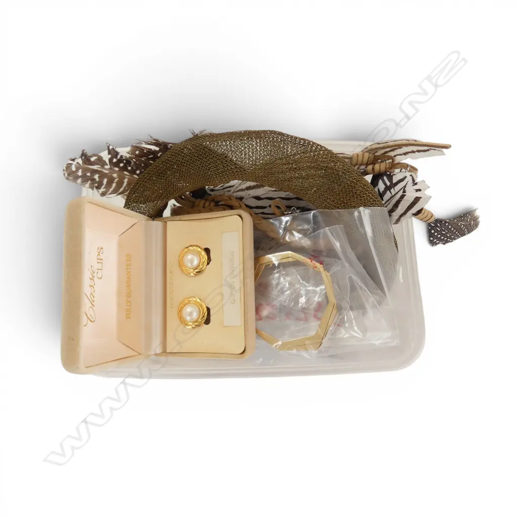 SMALL TRAY MIXED COSTUME JEWELLERY 3PRS S/SILVER EARRINGS PEARL EARRINGS ETC Image 1++
