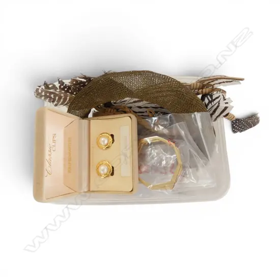SMALL TRAY MIXED COSTUME JEWELLERY 3PRS S/SILVER EARRINGS PEARL EARRINGS ETC