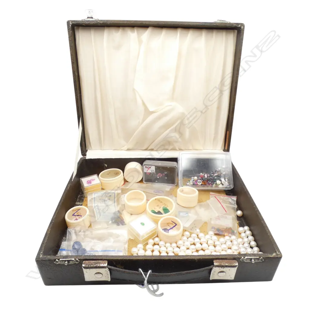 VINTAGE BOX  JEWELLERS COLLECTION OF GEMSTONES & NATURAL FRESH WATER PEARLS Image 1++