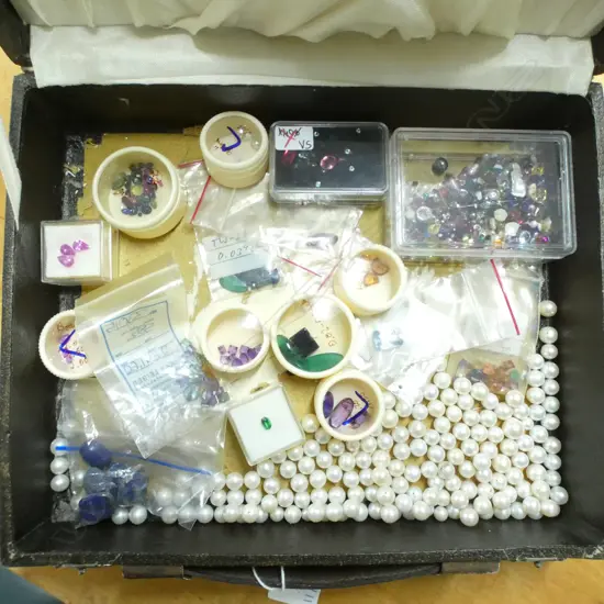 VINTAGE BOX  JEWELLERS COLLECTION OF GEMSTONES & NATURAL FRESH WATER PEARLS
