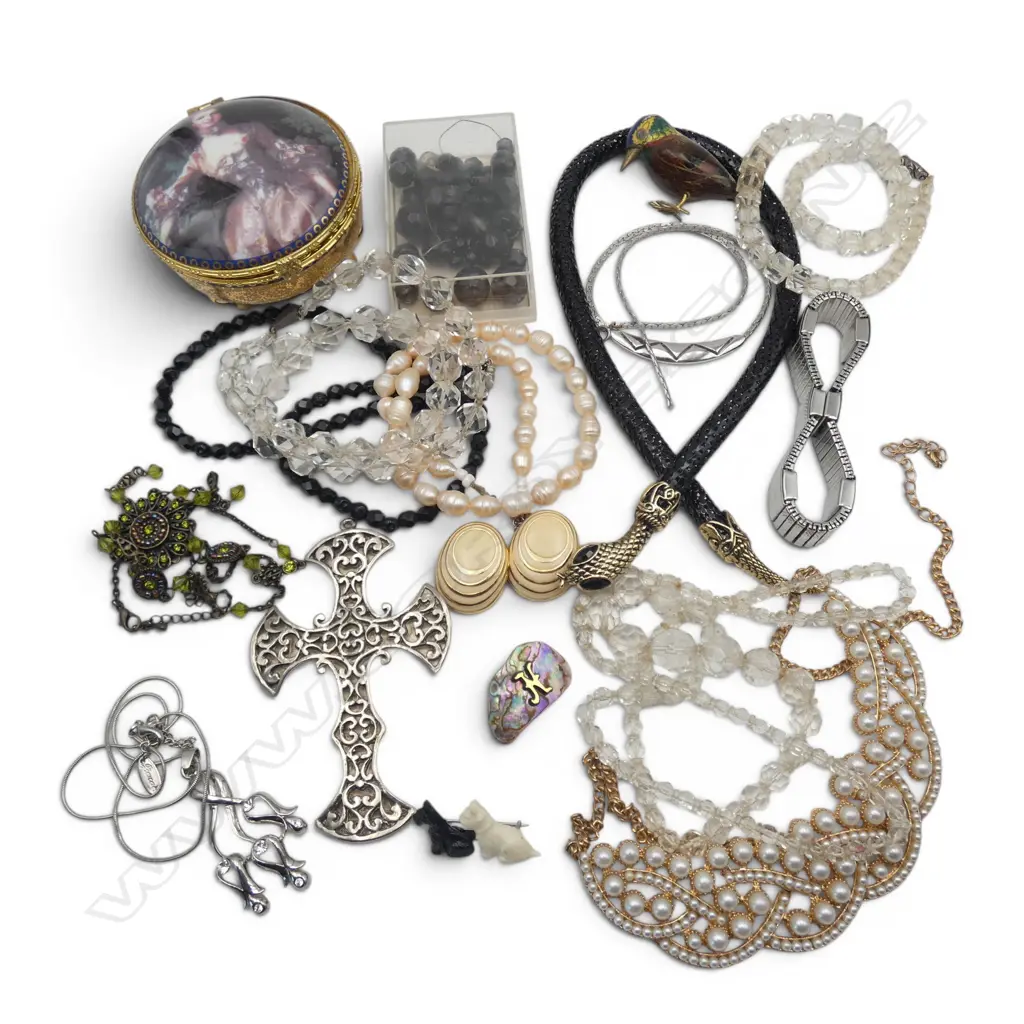 TRAY OF COSTUME JEWELRY Image 1++