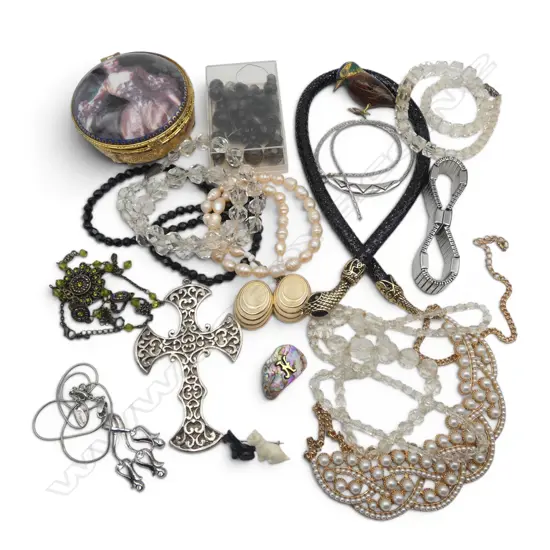 TRAY OF COSTUME JEWELRY