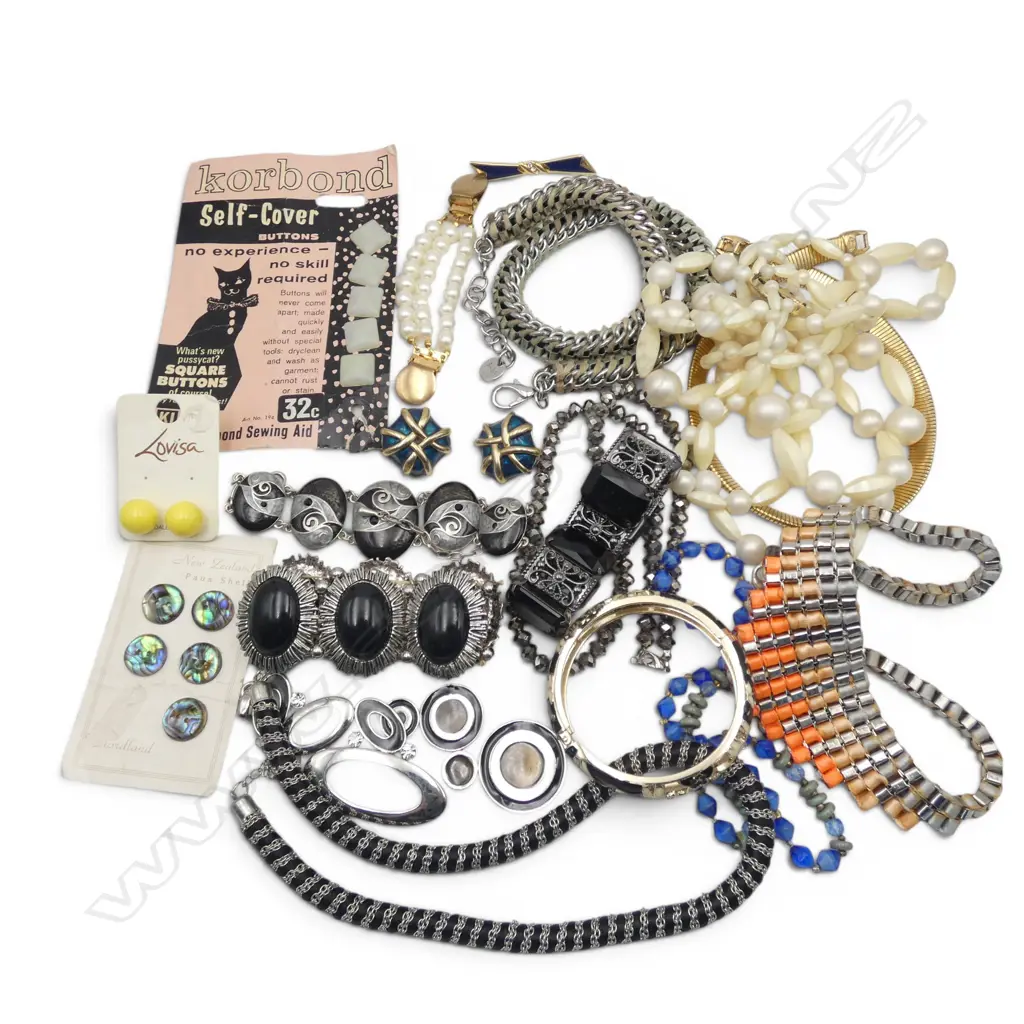 TRAY OF COSTUME JEWELRY Image 1++