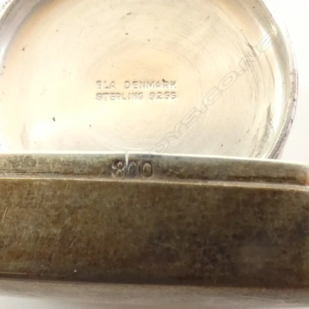 800 SILVER PILL BOX  & 2 ELA DENMARK S/SILVER MINITURE VASES TOTAL WIEGHT32GMS Image 1++