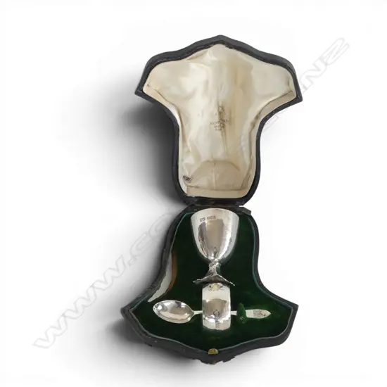 London 1915 STG SILVER EGG CUP NAPKIN RING & SPOON in original box required attention. 84.8gms
