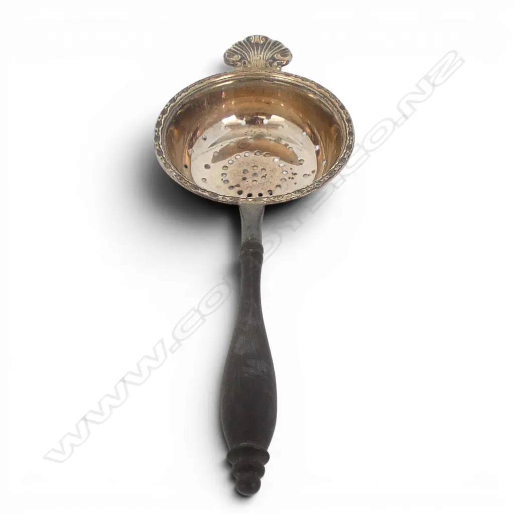 Birmingham 1983 QUALITY SILVER TEA STRAINER with shell detail & turned wooden handle. Image 1++