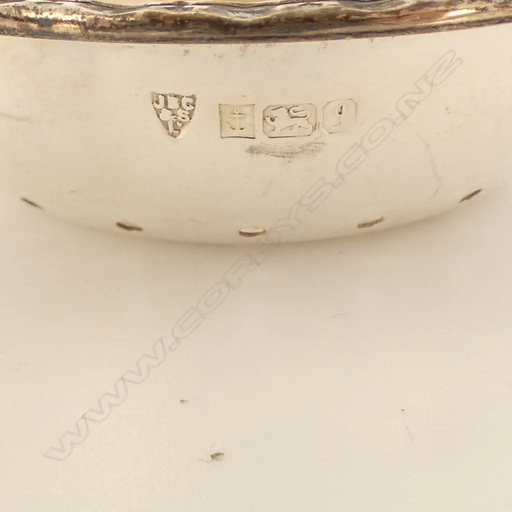 Birmingham 1983 QUALITY SILVER TEA STRAINER with shell detail & turned wooden handle. Image 1++