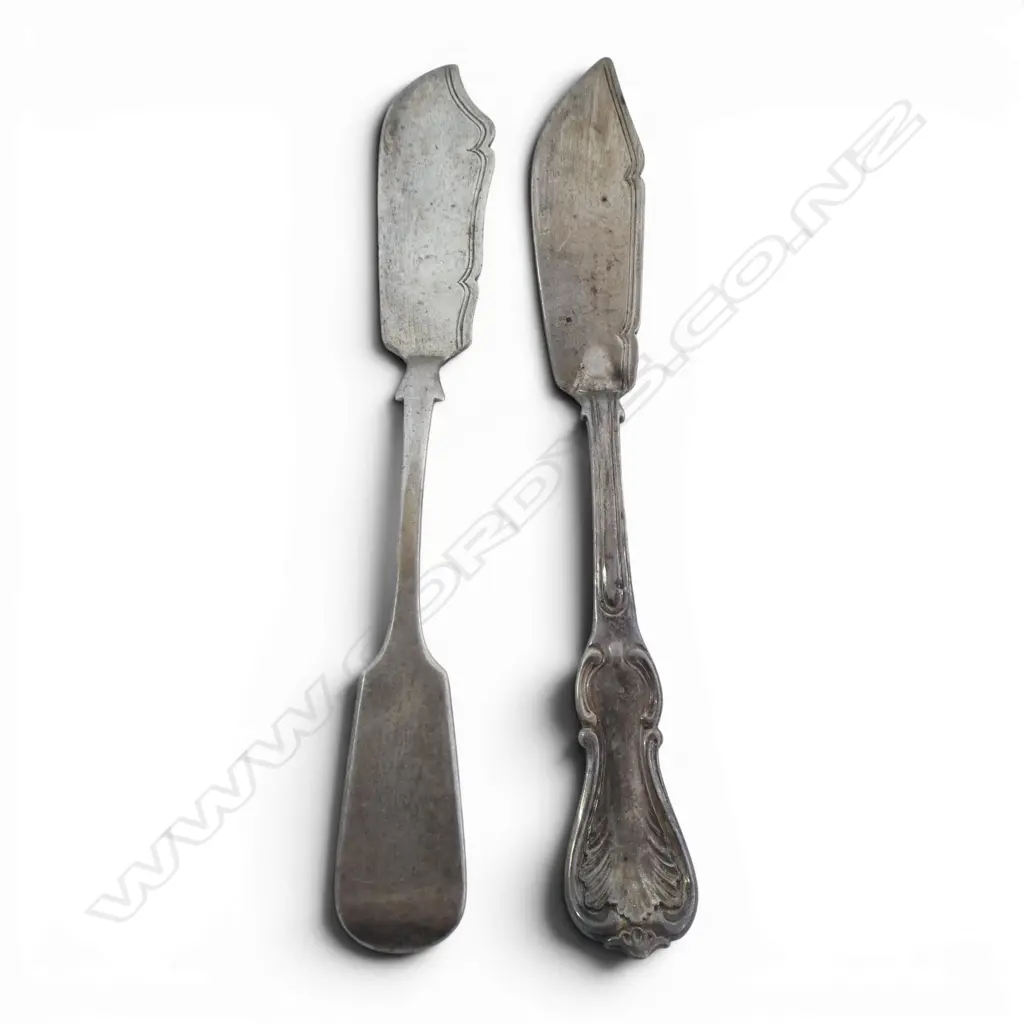 2 VICTORIAN SILVER BUTTER KNIVES 117gms Image 1++