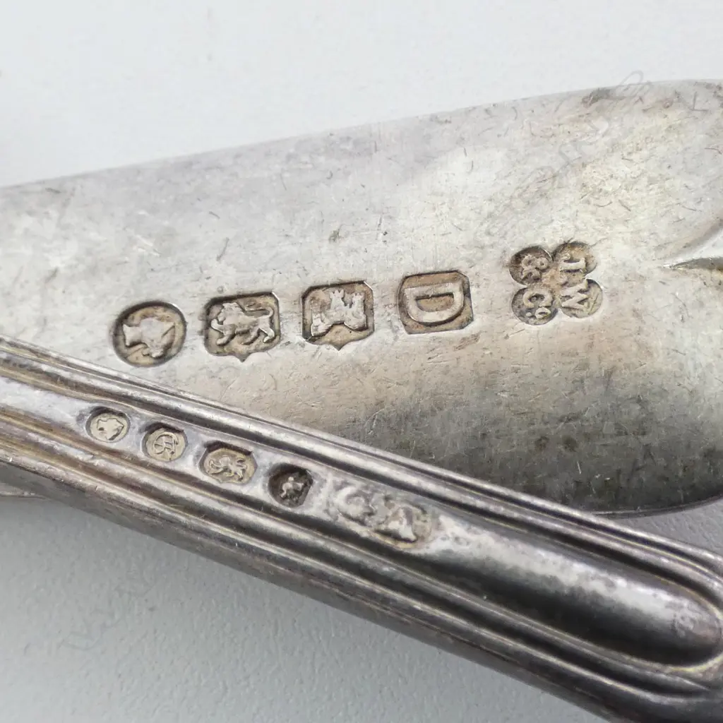 2 VICTORIAN SILVER BUTTER KNIVES 117gms Image 1++