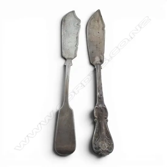 2 VICTORIAN SILVER BUTTER KNIVES 117gms