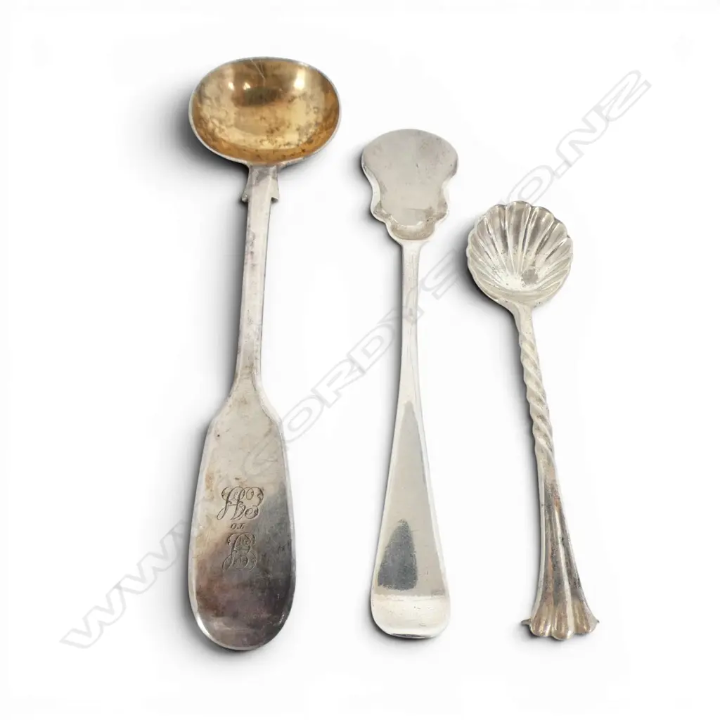 3 ANTIQUE SILVER SALT SPOONS. 26gms Image 1++