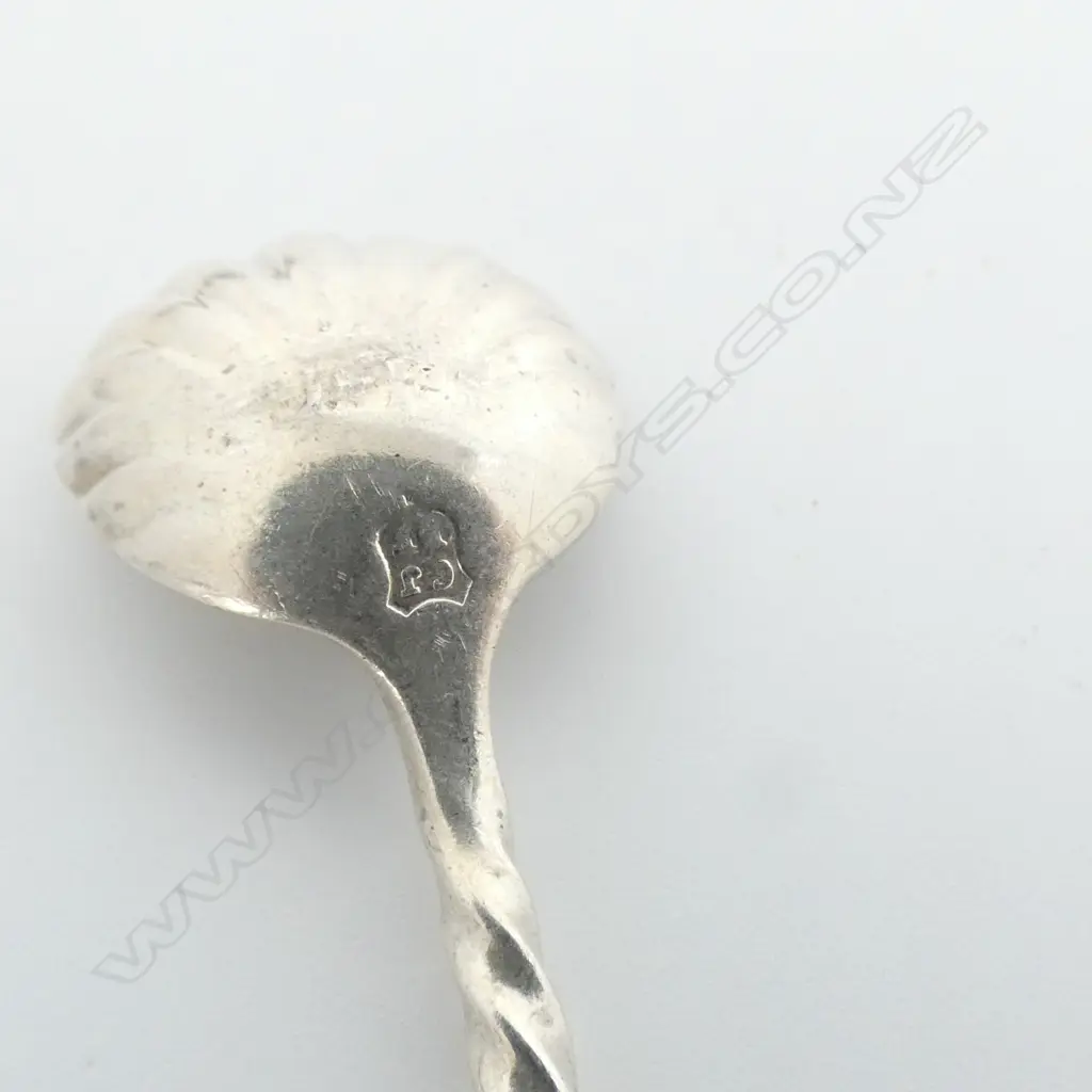 3 ANTIQUE SILVER SALT SPOONS. 26gms Image 1++