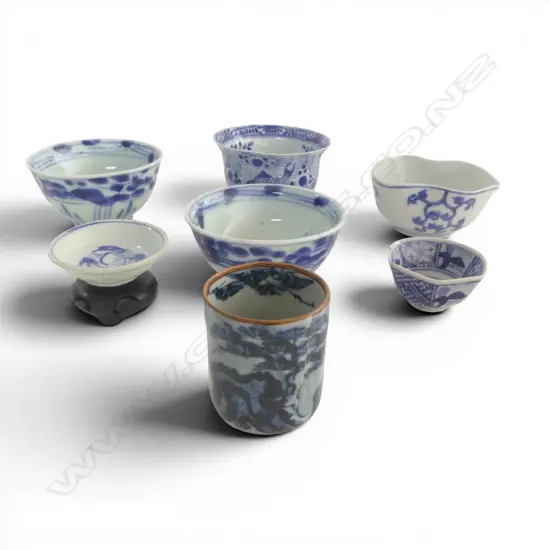 COLLECTION OF 7 ORIENTAL BLUE & WHITE PORCLAIN TEA BOWLS DIA90MM LARGEST