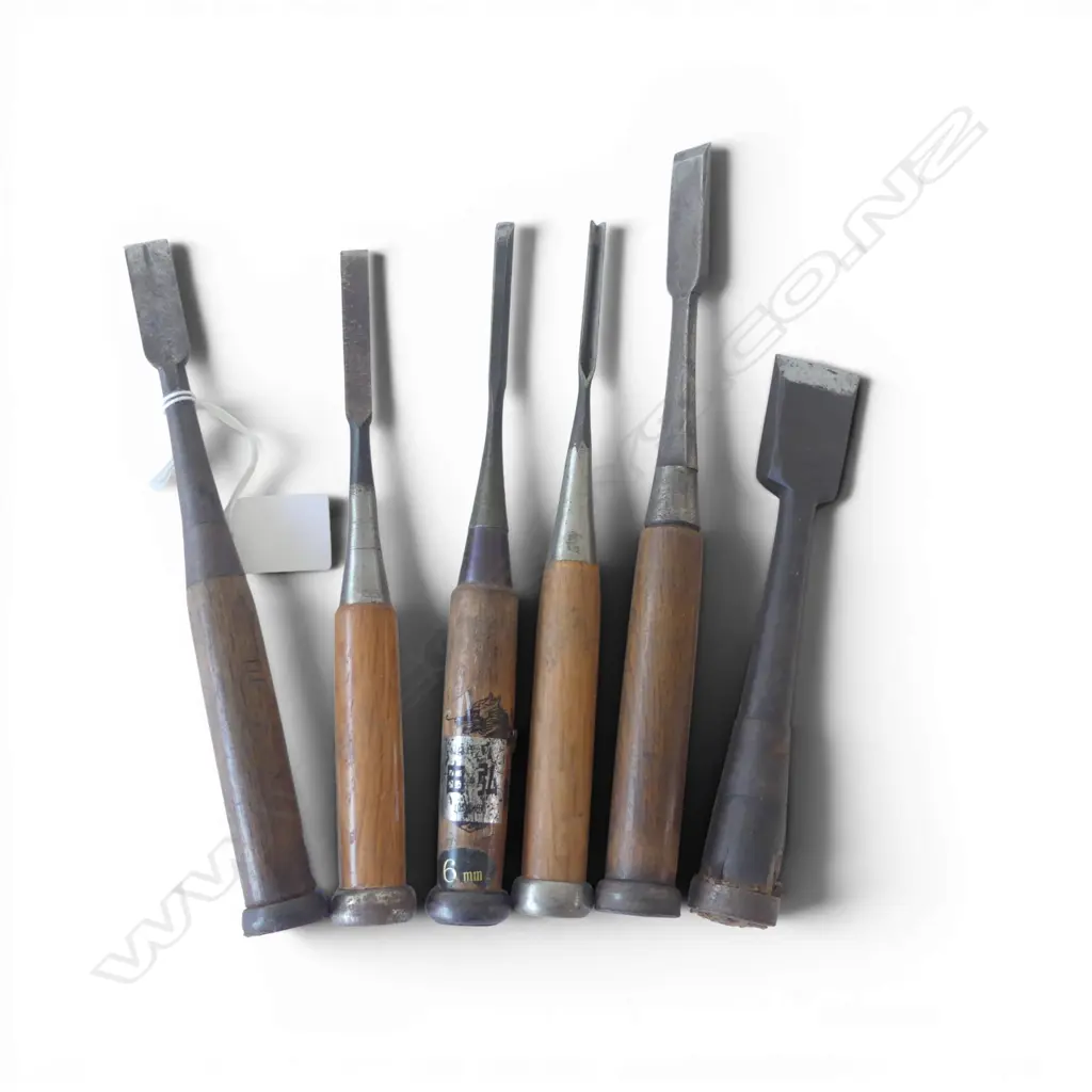 6 VINTAGE JAPANESE QUALITY STEEL CHISELS w wood handles. Some signed. Longest 255mm Image 1++