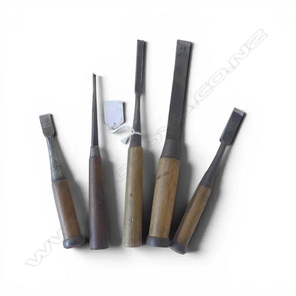 5 VINTAGE JAPANESE QUALITY STEEL CHISELS w wood handles. Some signed. Longest 265mm Image 1++