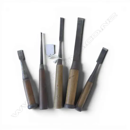 5 VINTAGE JAPANESE QUALITY STEEL CHISELS w wood handles. Some signed. Longest 265mm