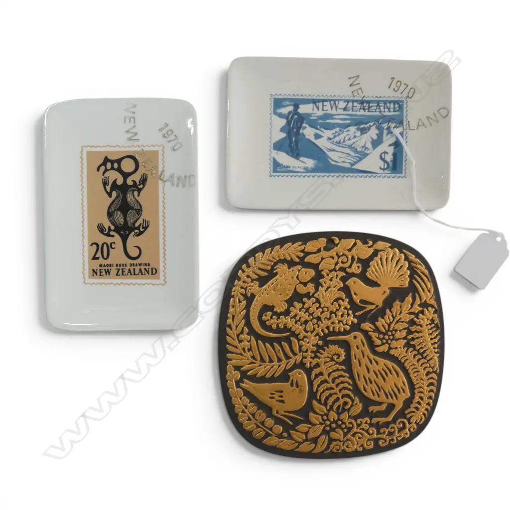 2 CROWN LYNN 'STAMP' DISHED + CROWN LYNN 'NATIVE FAUNA & FLORA' WALL HANGING 140mm Image 1++