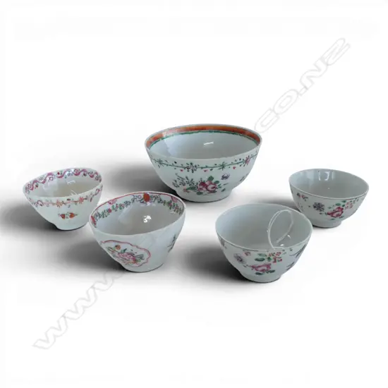 FOUR ANTIQUE NEW HALL PORCELAIN TEA BOWLS faulted (26/29) & LARGE SUGAR BOWL (faulted)