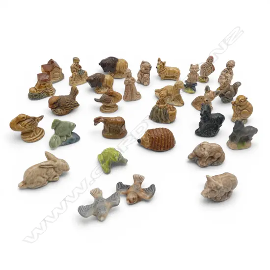 COLLECTION OF WADE CHINA  ANIMALS  H30MM