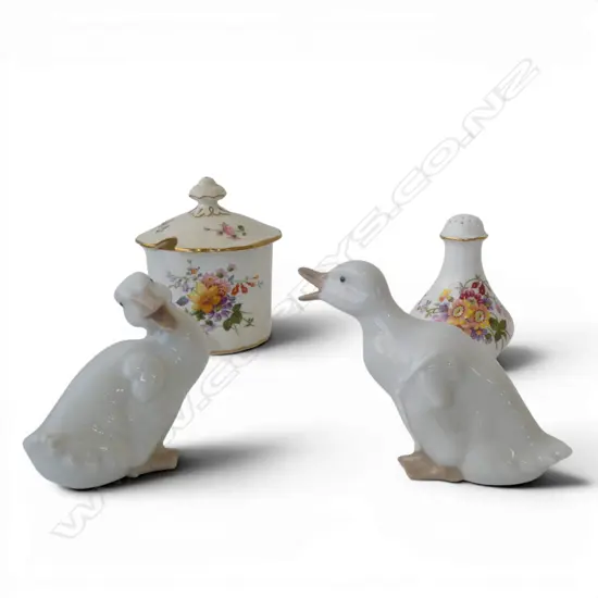 2 NAO DUCKLING FIGURES + 2 PCES ROYAL CROWN DERBY