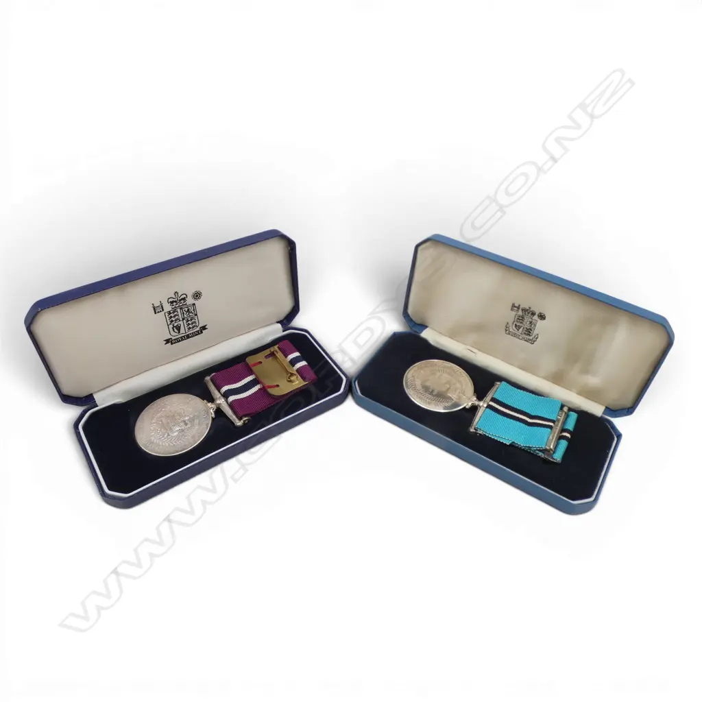 NZ BOXED TRAFFIC SERVICE MEDAL + NZ POLICE LONG SERVICE & GOOD CONDUCT MEDAL boxed Image 1++