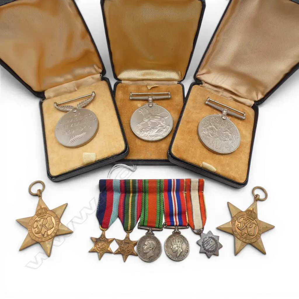 5 WWII MEDALS + MINIATURE SET... Image 1++