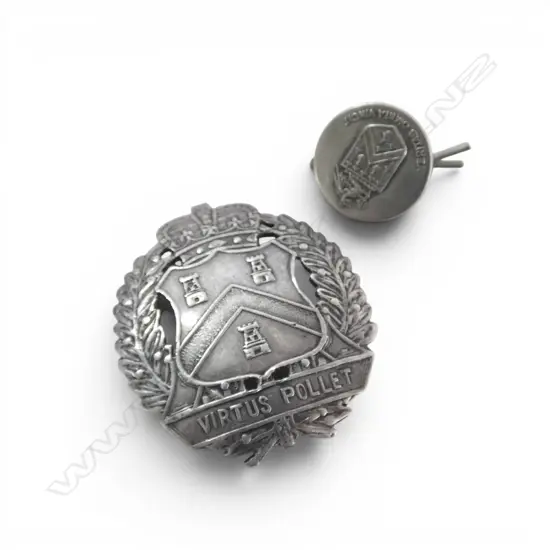 ANTON TUETENBERG KINGS COLLEGE STERLING SILVER CAP BADGE AND BUTTON 8gms