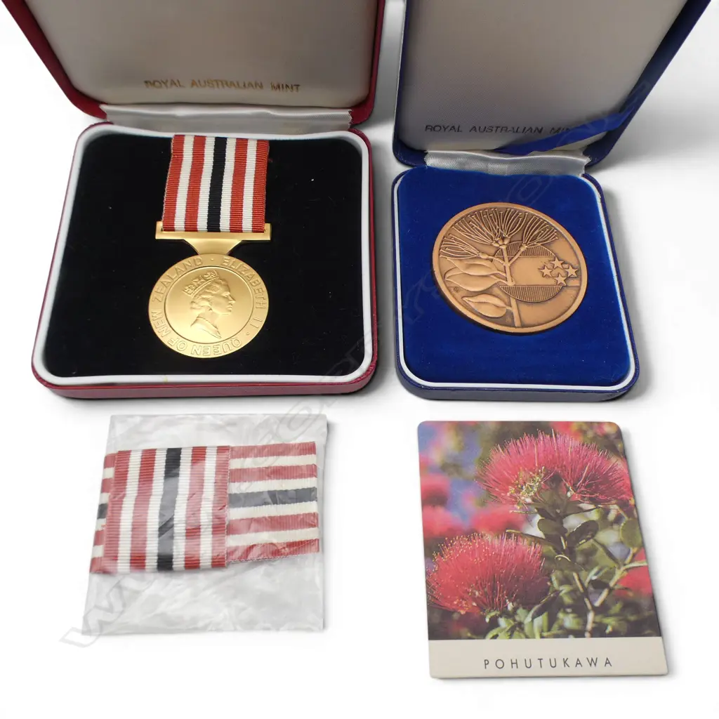NZ 1990 COMMEMORATION MEDAL boxed + XIVth COMMONWEALTH GAMES AUCKLAND NZ 1990 MEDALLION boxed Image 1++